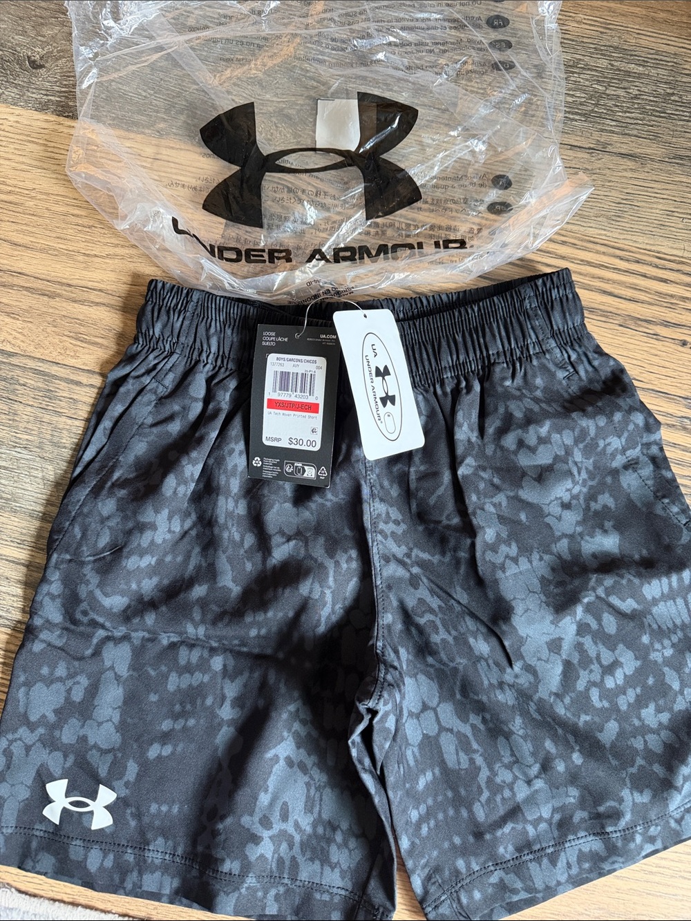 Under Armour Black & Gray Camo Performance Shorts Boys size YXS new with tags